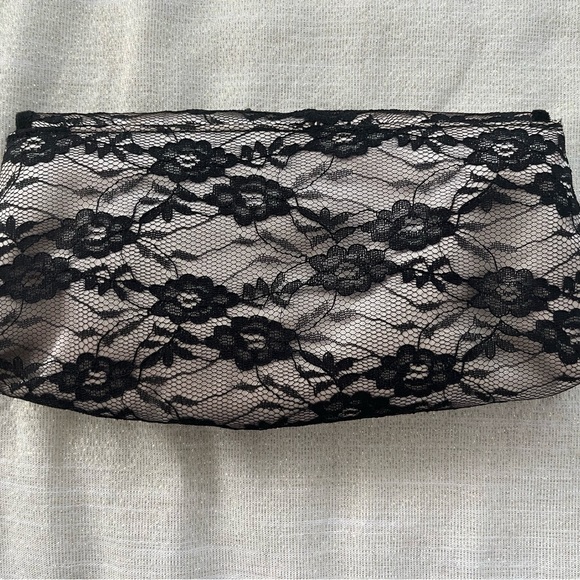 Black and beige lace clutch with over the shoulder option (black strap). - Picture 2 of 5